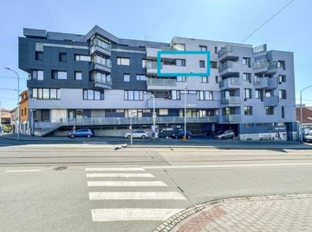 Moderní bytový dům s balkonem, fasáda v šedých tónech, velká okna, výborný stav budovy, nachází se v klidné městské lokalitě. | Prodej bytu, 1+kk, 37 m²