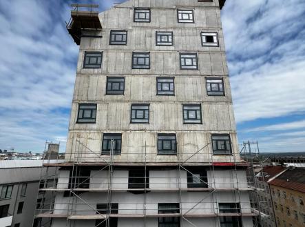 Novostavba bytového domu s moderními okny, v rekonstrukci, žádaná lokalita. | Prodej bytu, 2+kk, 90 m²