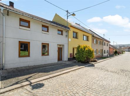 Fasáda rodinného domu s novými okny, klidná dlažba před domem, zaměřená na modernizovanou řadovou zástavbu v Tiché ulici. | Prodej - dům/vila, 78 m²