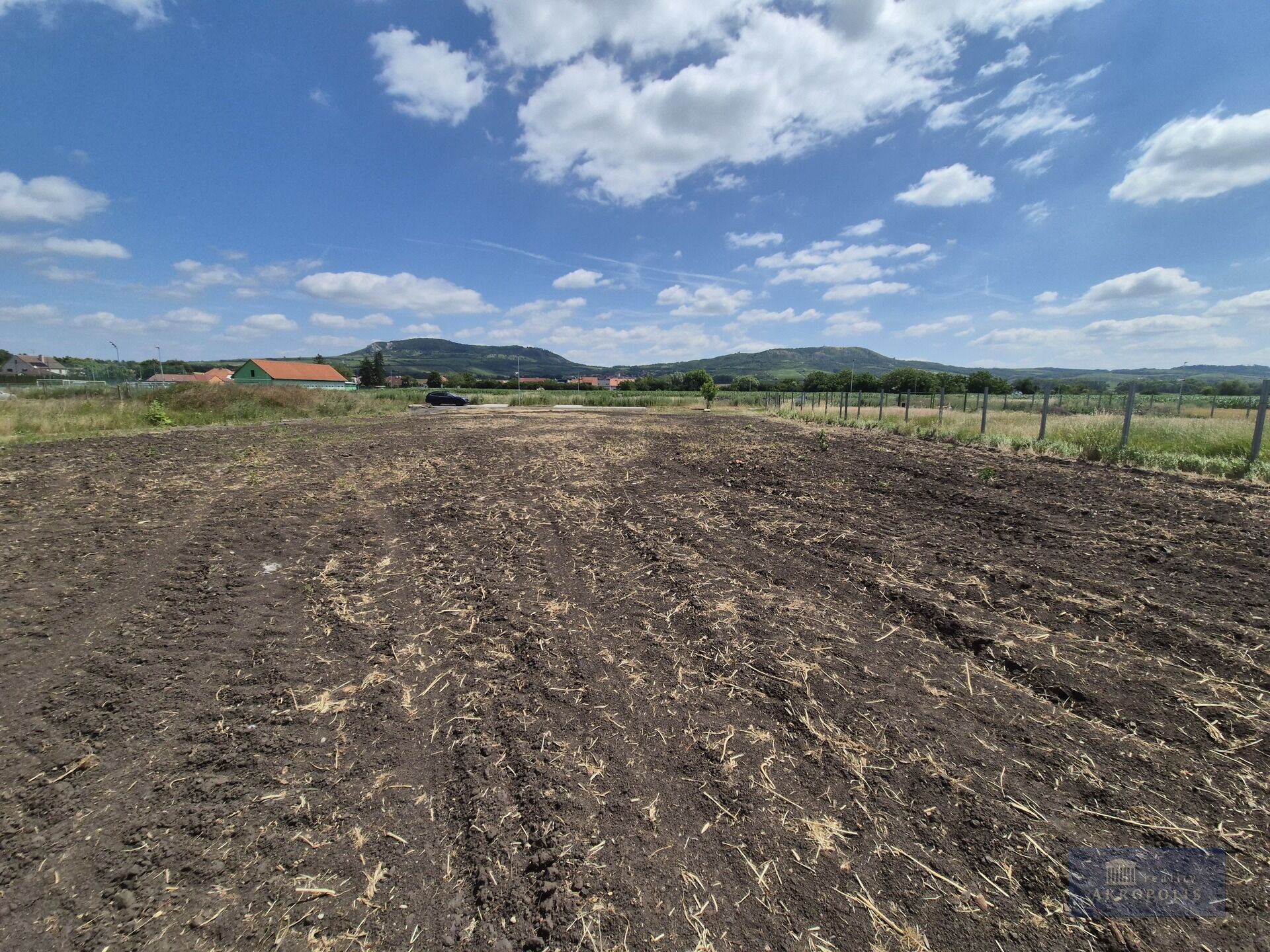 Stavební pozemek 619 m² s výhledem na Pálavu v klidné části Dolních Dunajovic