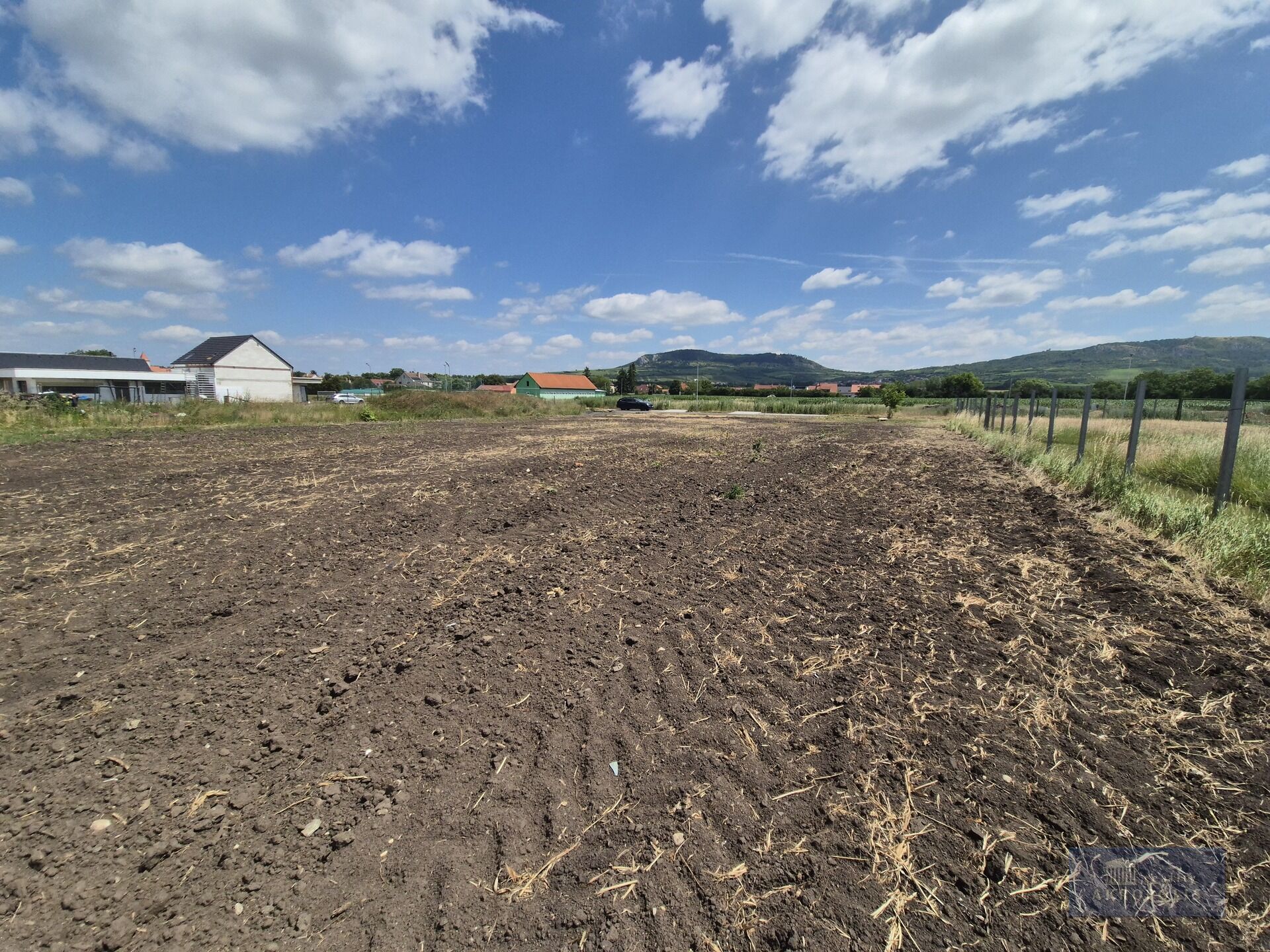 Stavební pozemek 1 250 m² s výhledem na Pálavu v klidné části Dolních Dunajovic