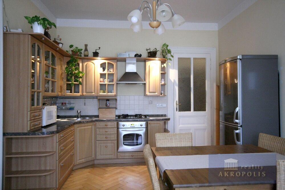 Exkluzivní 3+kk v srdci Podskalí: Historický šarm v moderním provedení