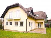 Pronájem - dům/vila, 251 m²