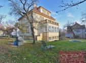 Pronájem - dům/vila, 421 m²