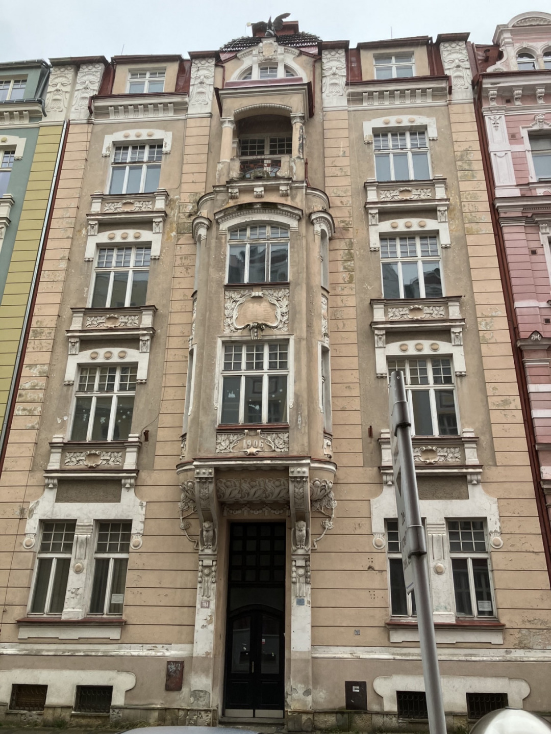 Koptova 6, Karlovy Vary, činžovní dům na splátky. Vhodné na prodej po jednotkách