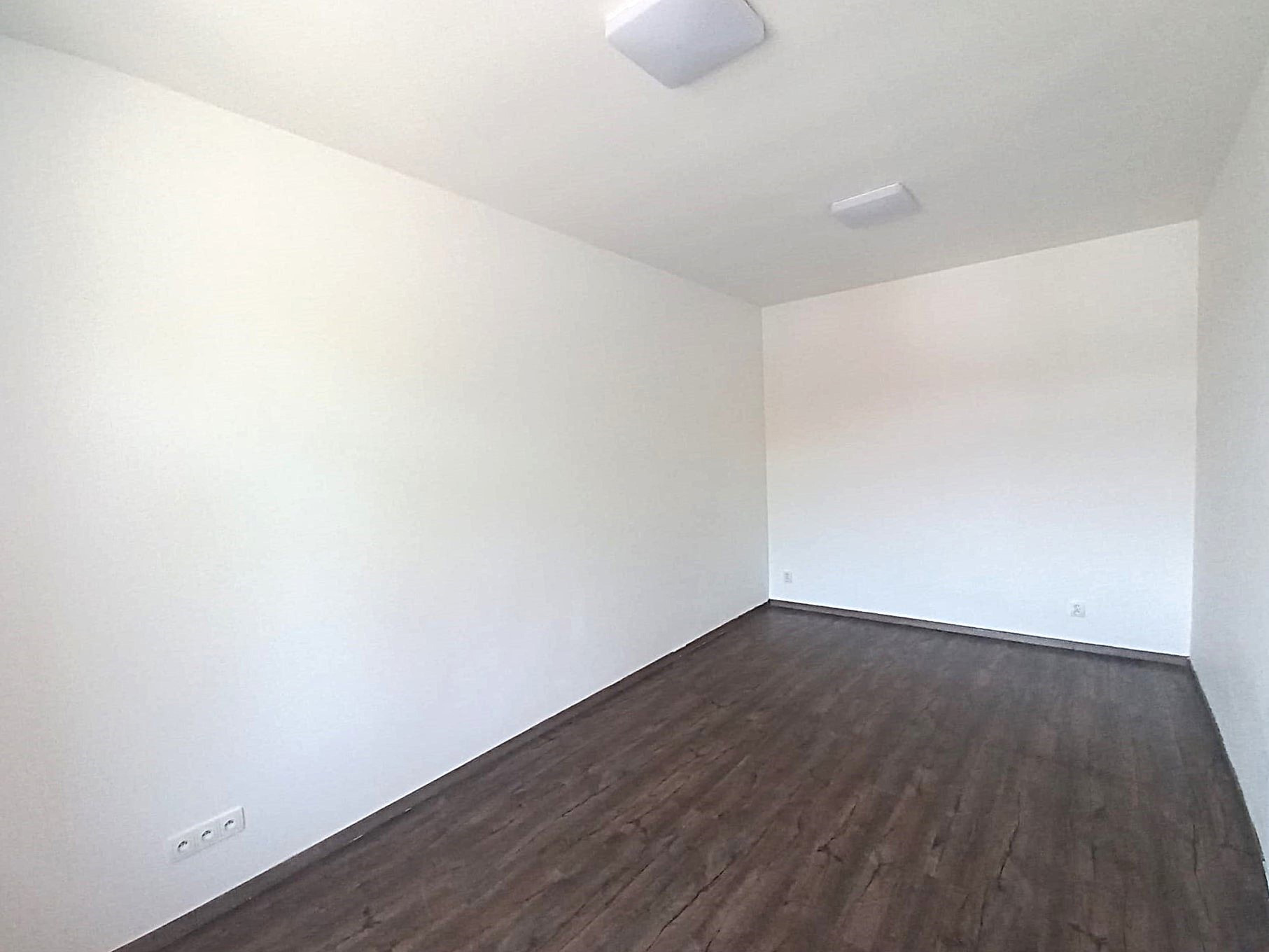 Nabízíme k prodeji světlý a udržovaný byt o dispozici 1+kk a celkové ploše 47 m², i na splátky 