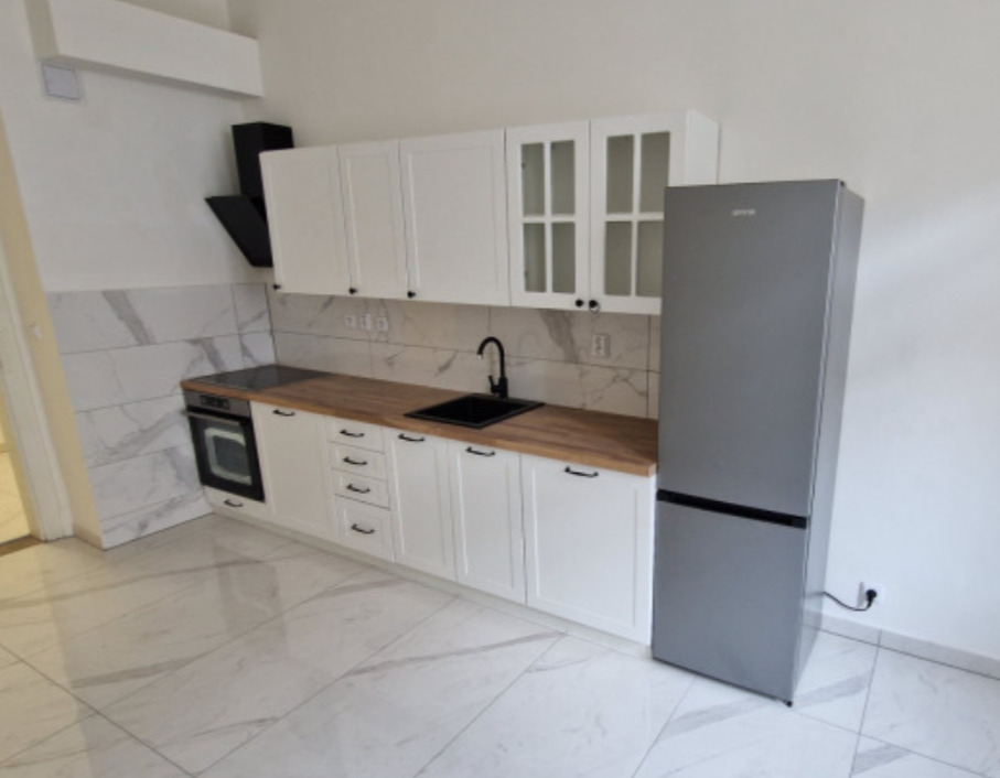 Prostorný byt 2+1 po rekonstrukci v centru Teplic s možností garáže, 89 m²