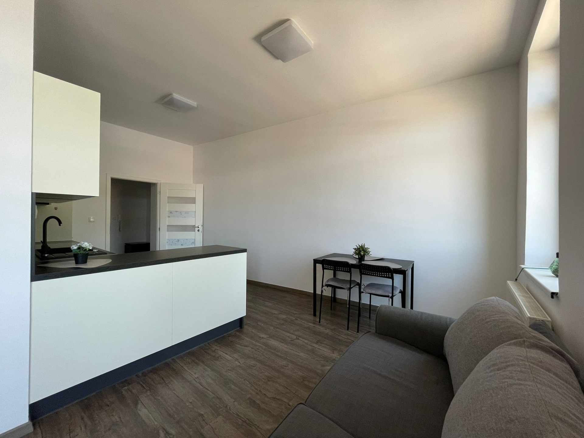 Nabízíme k prodeji světlý a udržovaný družstevní byt o dispozici 1+kk a celkové ploše 47 m²