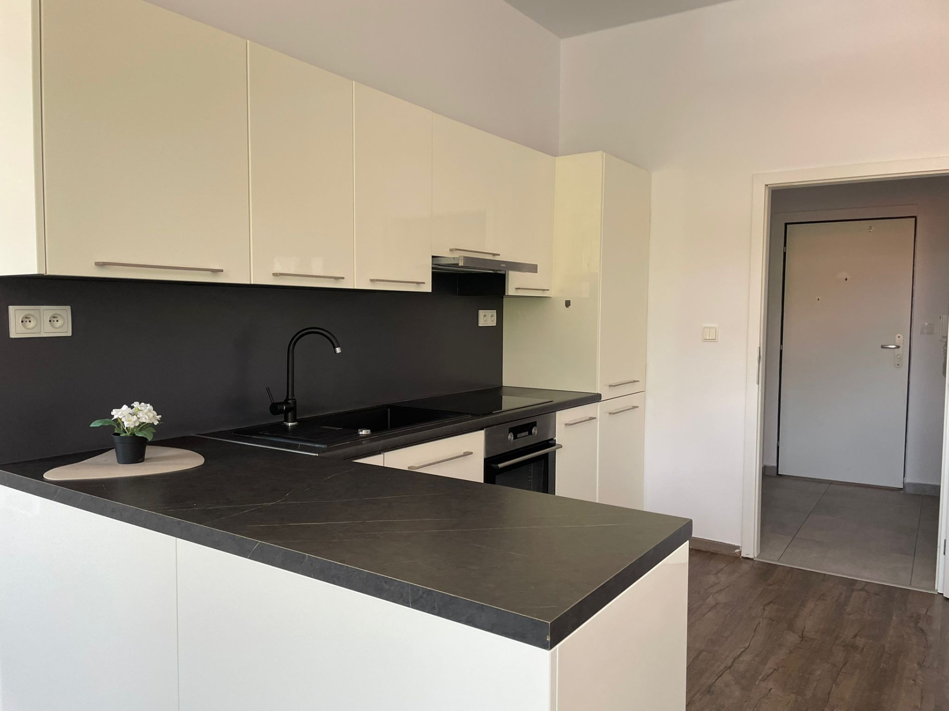 Nabízíme k prodeji světlý a udržovaný družstevní byt o dispozici 1+kk a celkové ploše 47 m²