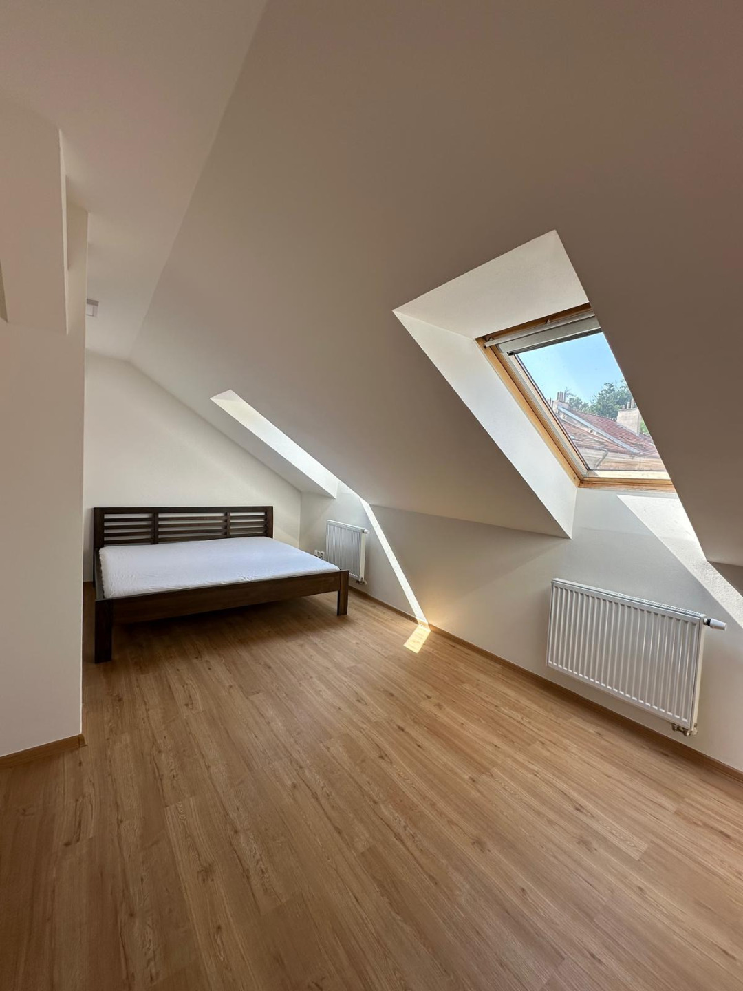 Exkluzivní nabídka pronájmu – mezonetový byt 2+kk, 73 m², po rekonstrukci, ul. Grafická – Smíchov