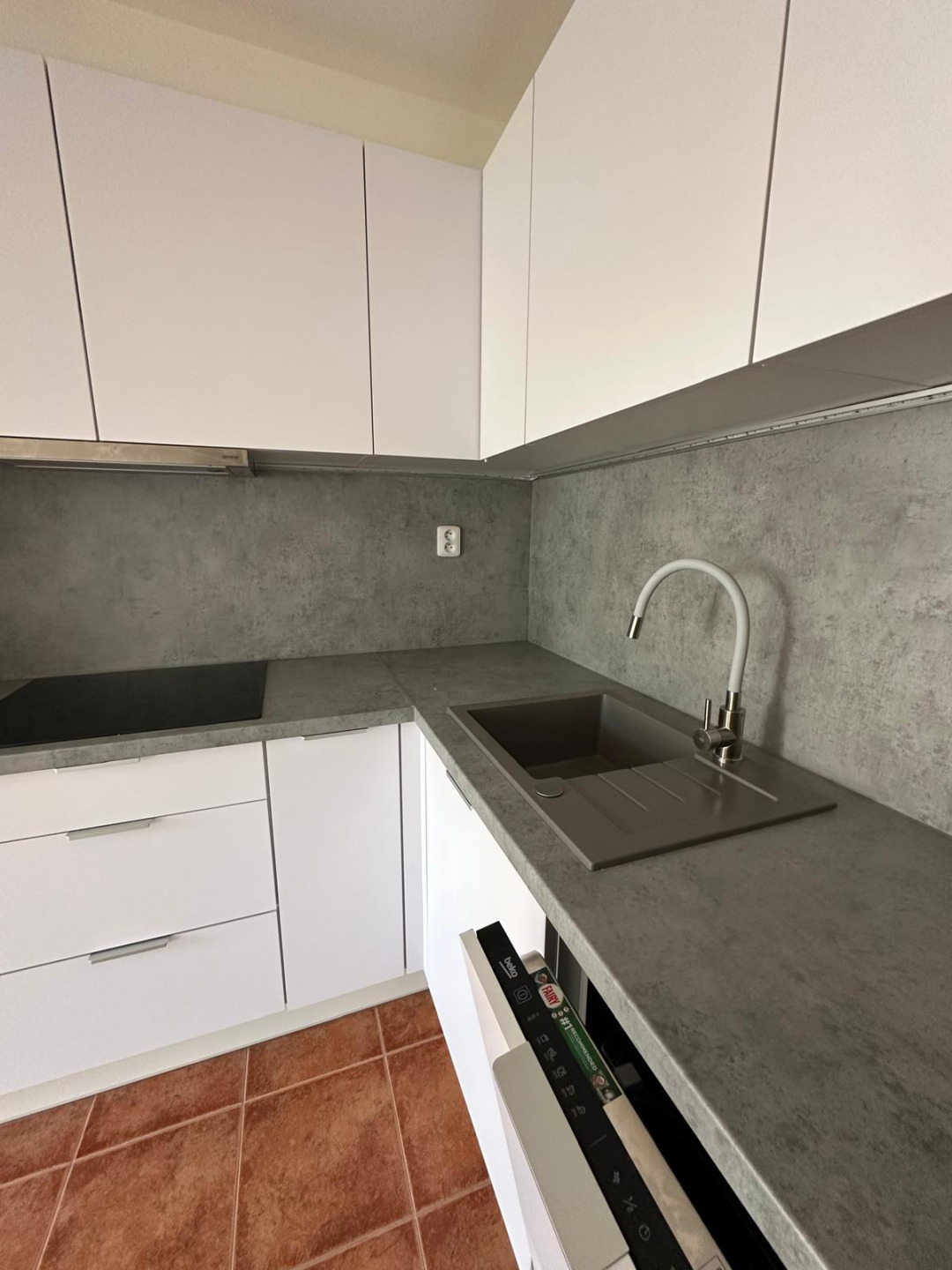 Exkluzivní nabídka pronájmu – mezonetový byt 2+kk, 73 m², po rekonstrukci, ul. Grafická – Smíchov