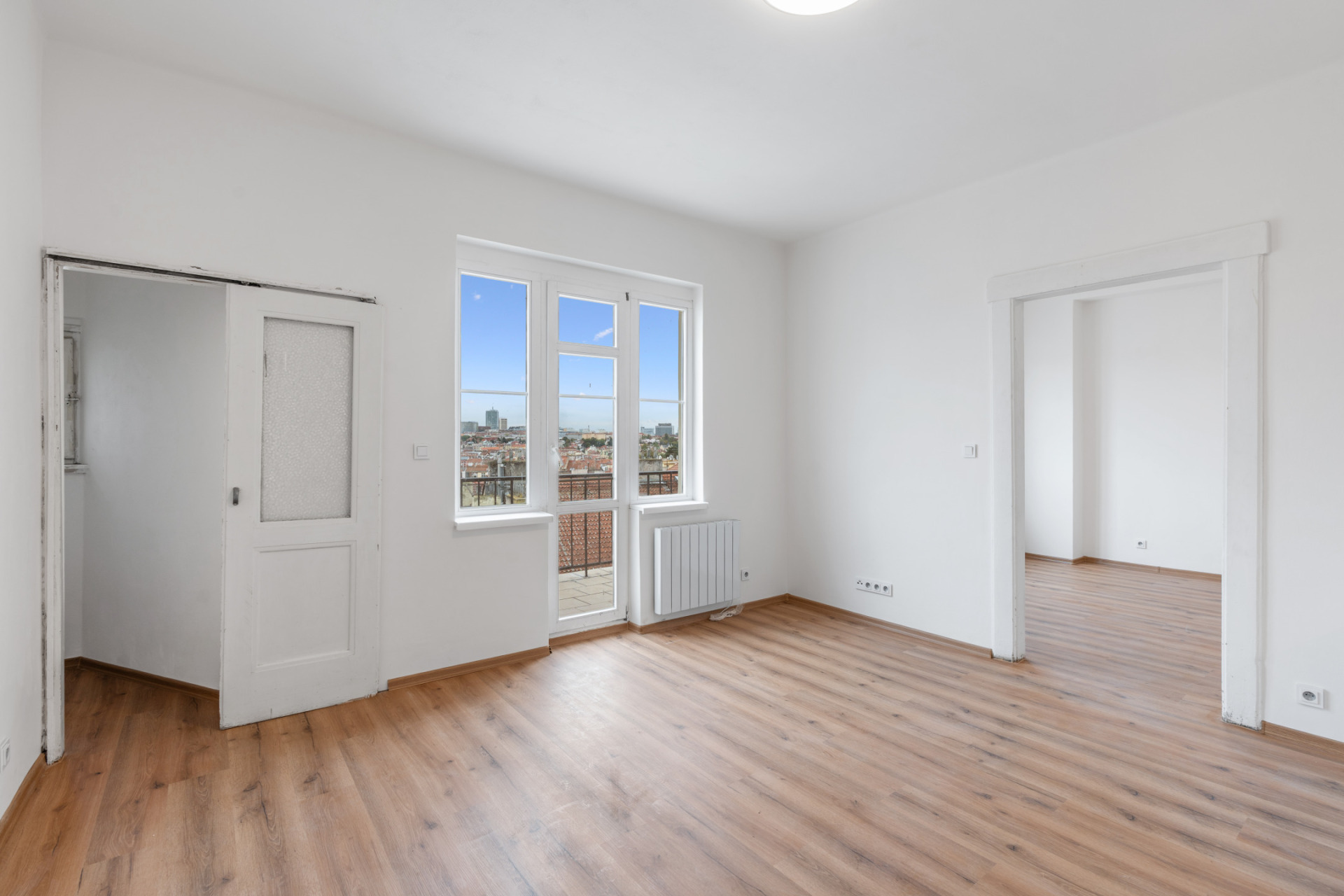 Prodej světlého bytu 2+kk, 45m² s terasou a výhledem na Prahu