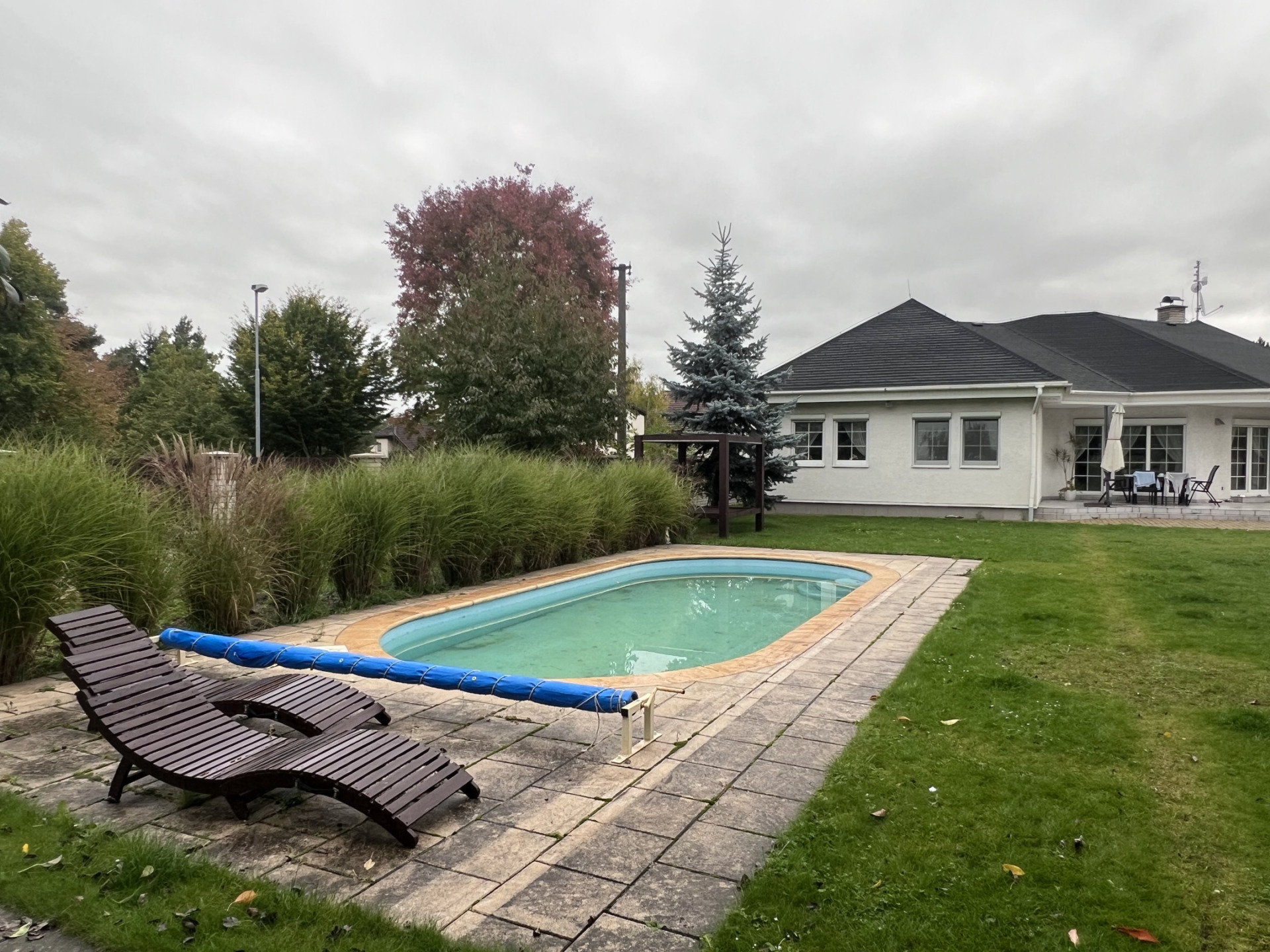 Prodej luxusního rodinného domu 4+kk, 164 m², zahrada 800 m², bazén, vířivka – Úvaly, Praha - Východ