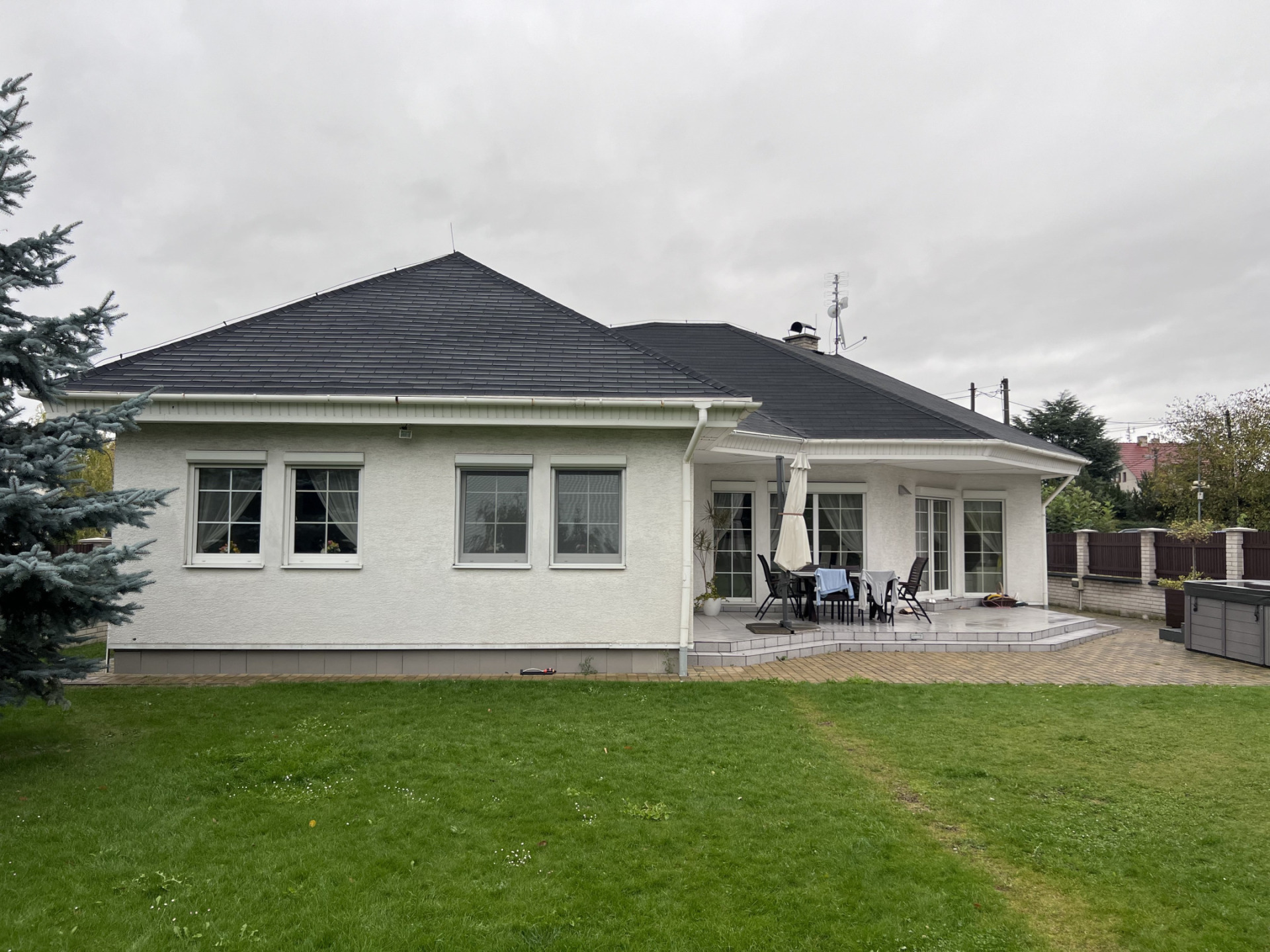 Prodej luxusního rodinného domu 4+kk, 164 m², zahrada 800 m², bazén, vířivka – Úvaly, Praha - Východ