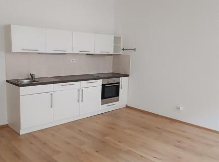 Moderní kuchyň s bílými skříňkami, parketová podlaha, světlý prostor, vestavěná trouba, minimalistický design | Pronájem bytu, 2+kk, 56 m²