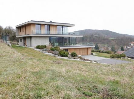 Moderní vila s dřevěným obkladem a velkými okny nabízí panoramatický výhled na okolní krajinu a zahradu, moderní architektura | Prodej - pozemek pro bydlení, 1 434 m²