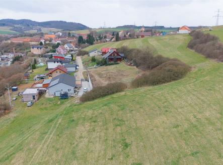Prázdný stavební pozemek na okraji obce, obklopený zelenými loukami a kopce, ideální pro výstavbu rodinného domu, klidná lokalita | Prodej - pozemek pro bydlení, 1 434 m²