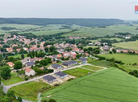 DDD55B60-CCFC-4B7D-BDA8-F15EFDA2A23EDJI_20250610163641_0241_D.jpeg | Prodej - pozemek pro bydlení, 1 391 m²