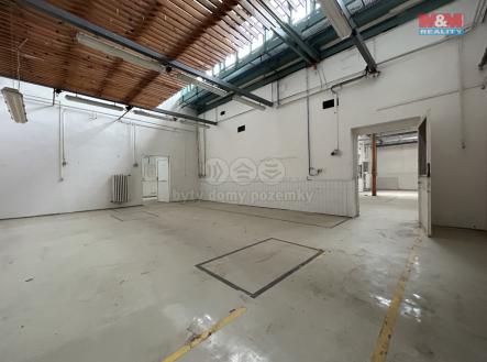 Pronájem - skladovací prostor, 380 m²