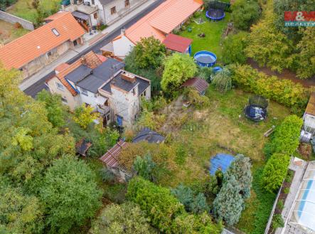 Pohled na zahradu a dům | Prodej - dům/vila, 170 m²