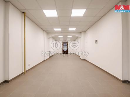 Pohled směrem na vchod do místnostiPohled směrem na vchod do místnosti | Prodej - obchodní prostor, 52 m²