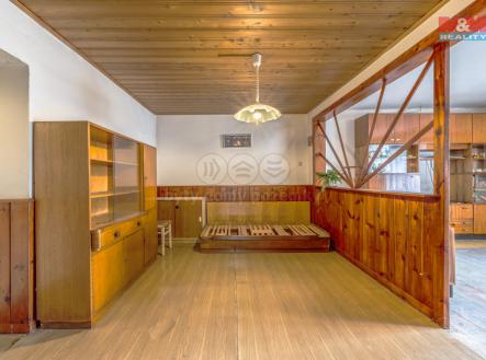 Obývací pokoj rozdělený dřevěnou stěnou | Prodej - dům/vila, 105 m²
