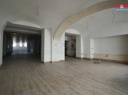 Pronájem - obchodní prostor, 300 m²