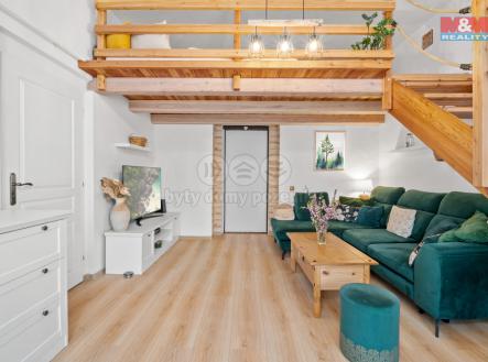 Obývací pokoj s patrem na spaní. | Prodej bytu, 3+1, 57 m²