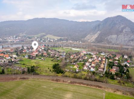 Letecký pohled na prodávaný dům a okolí. | Prodej - dům/vila, 194 m²