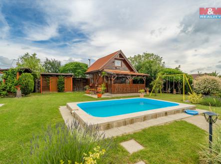Pohled na chatu s bazénem | Prodej - chata/rekreační objekt, 49 m²