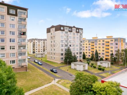 Pohled na dům a okolí. | Prodej bytu, 3+1, 66 m²