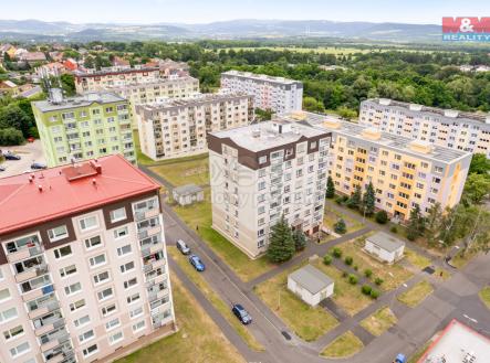 Pohled na dům a okolí. | Prodej bytu, 3+1, 66 m²