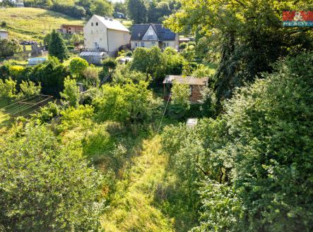 Letecký pohled na zahradní domek u domu na zahradě. | Prodej - dům/vila, 387 m²