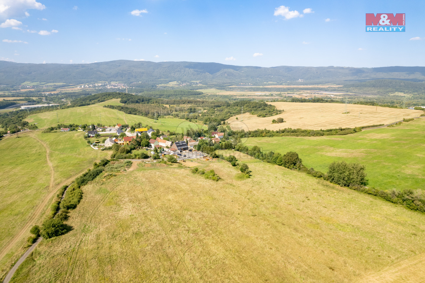 Pohled na pozemek a okolí.