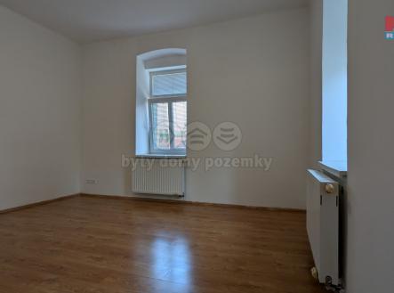 Obývací pokoj ze západního rohu | Pronájem bytu, 1+1, 36 m²