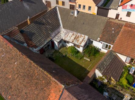 Pohled do uzavřeného dvoru | Prodej - dům/vila, 122 m²