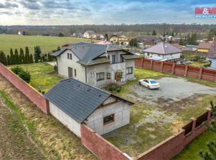 Pohled na vilu a garáže | Prodej - dům/vila, 250 m²