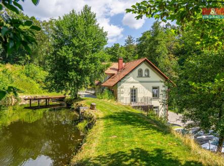 pohled dům přes rybník | Prodej - hotel, 448 m²