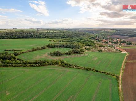 Pohled na pozemek a okolí. | Prodej - pozemek, zemědělská půda, 8 272 m²