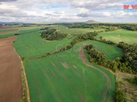 Pohled na pozemek a okolí. | Prodej - pozemek, zemědělská půda, 8 272 m²