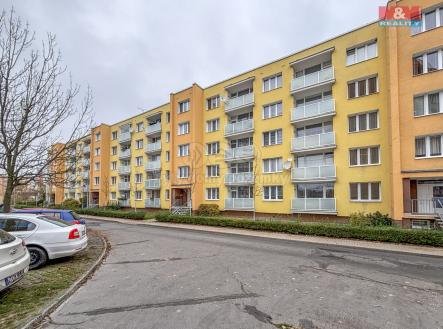 Pohled na panelový dům | Pronájem bytu, 4+1, 87 m²