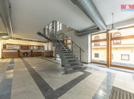 Vstupní místnost se schodištěm do druhého patra  | Pronájem - obchodní prostor, 396 m²