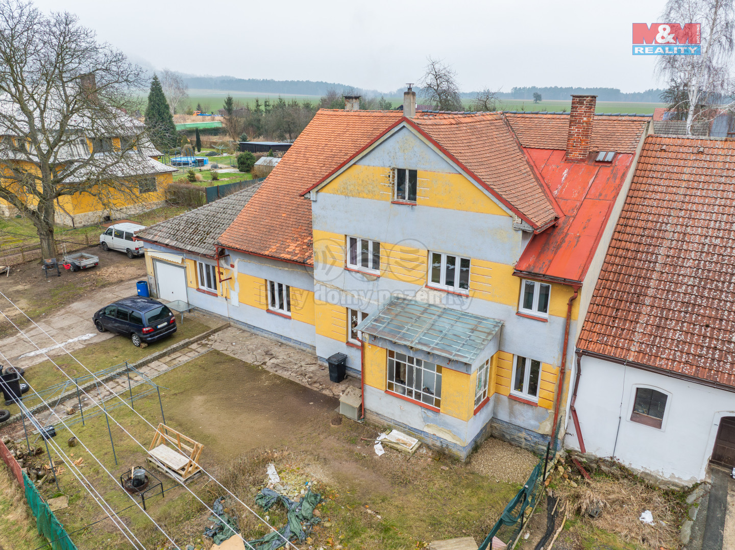 DŮM