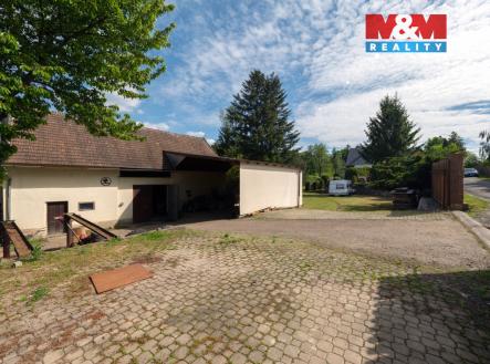 Zadní vjezd - stodola s přístřeškem | Prodej - pozemek pro bydlení, 1 100 m²