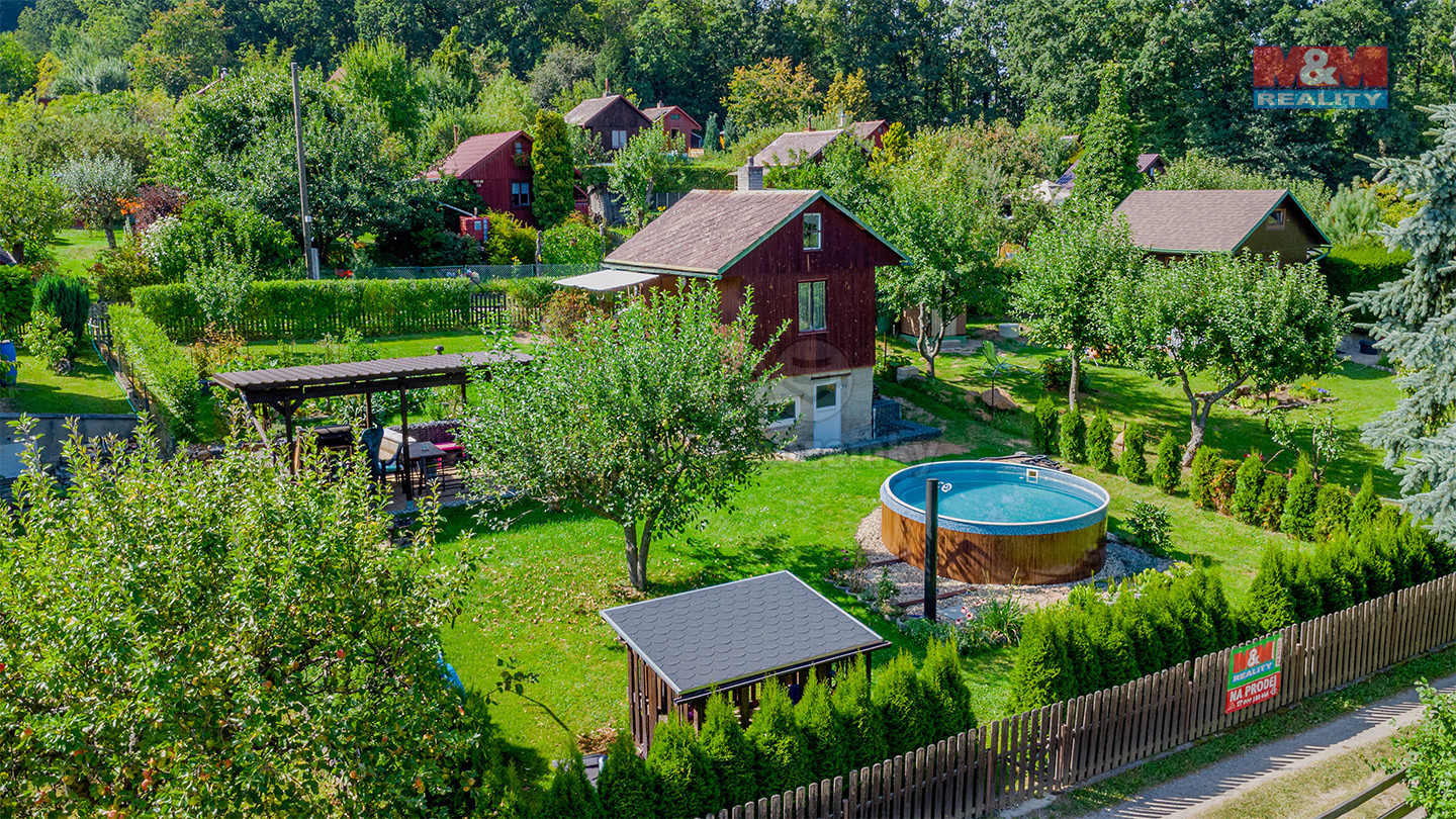 pohled na chatu a zahradu