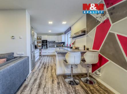 pohled na kuchyň z obývaku | Prodej - dům/vila, 200 m²