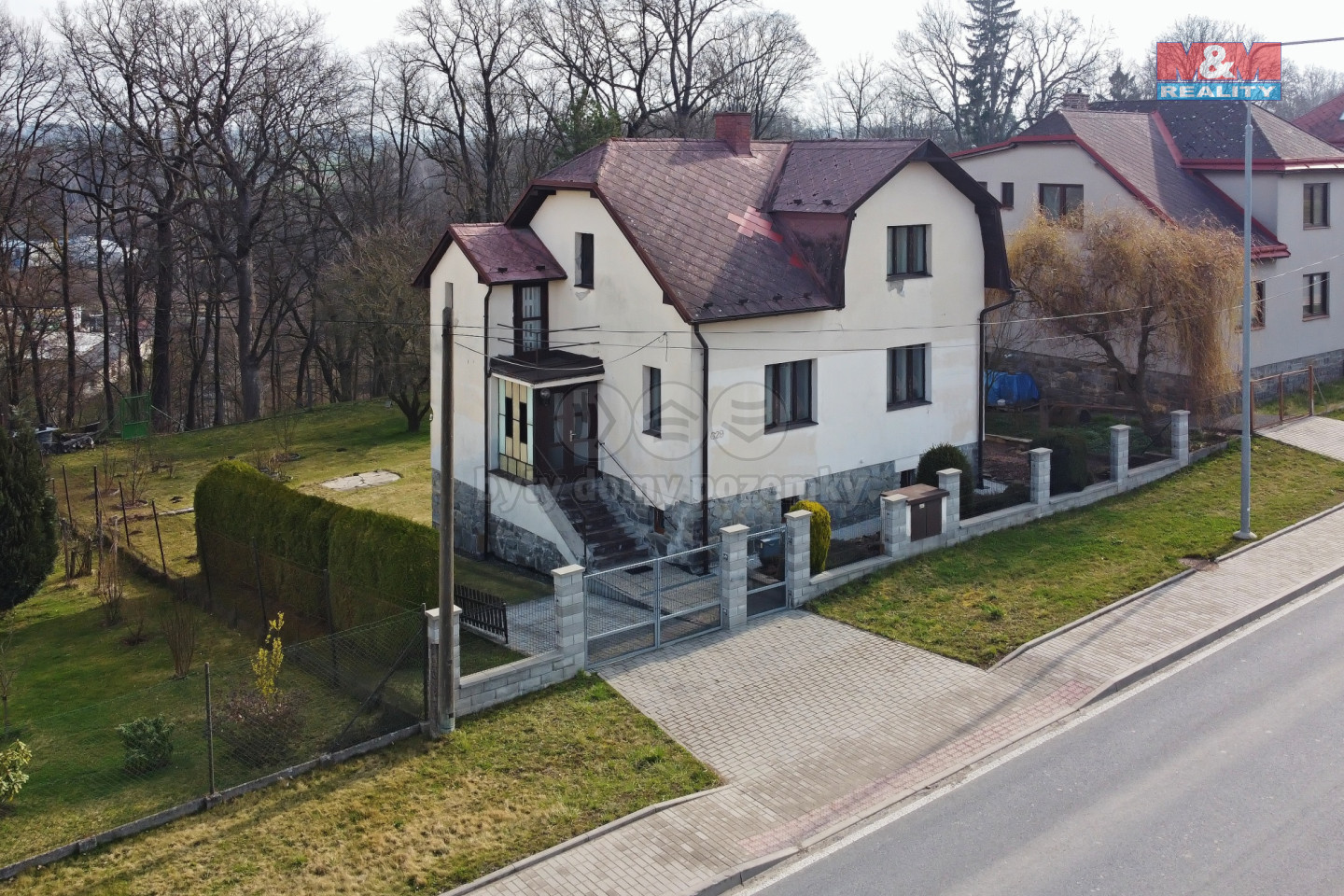 Dům a okolí