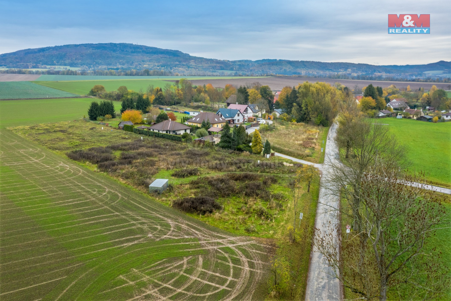 Pohled na pozemek a okolí