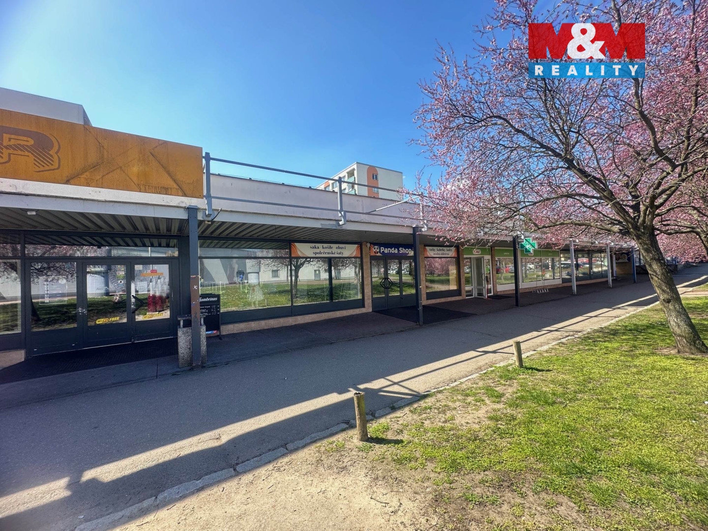 Pohled na obchodní prostor a okolí