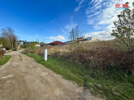 pohled na dva malé z cesty s elektrikou.jpg | Prodej - pozemek pro bydlení, 604 m²